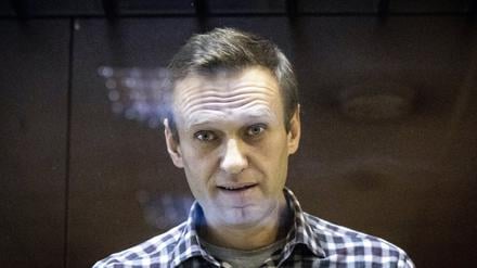 20.02.2021, Russland, Moskau: Alexej Nawalny, russischer Oppositionsführer, steht hinter einer Scheibe im Moskauer Bezirksgericht. Mitte Februar 2024 starb Alexej Nawalny in einem russischen Straflager. 
