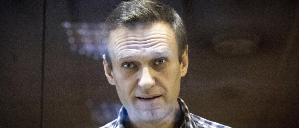 Alexej Nawalny, russischer Oppositionsführer, steht hinter einer Scheibe im Moskauer Bezirksgericht. Mitte Februar starb Alexej Nawalny in einem russischen Straflager. 