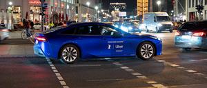 21.02.2023,Berlin,Deutschland,die 73. Internationalen Filmfestspiele Berlin.Uber Fahrzeug im Einsatz *** 21 02 2023,Berlin,Germany,the 73 Berlin International Film Festival Uber vehicle in use Simon0603