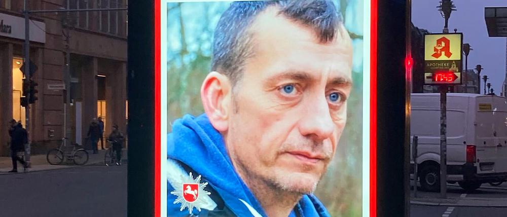 Ein Fahndungsplakat des Landeskriminalamts Niedersachsen zeigt den mutmaßlichen früheren RAF-Terroristen Burkhard Garweg auf einer digitalen Anzeigetafel in der Innenstadt.