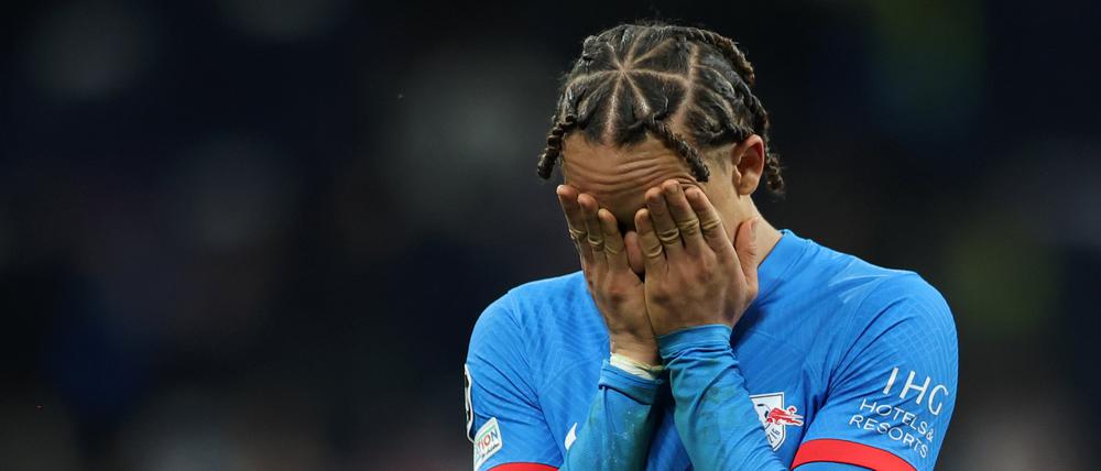 Leipzigs Xavi Simons ist enttäuscht nach dem Spiel.