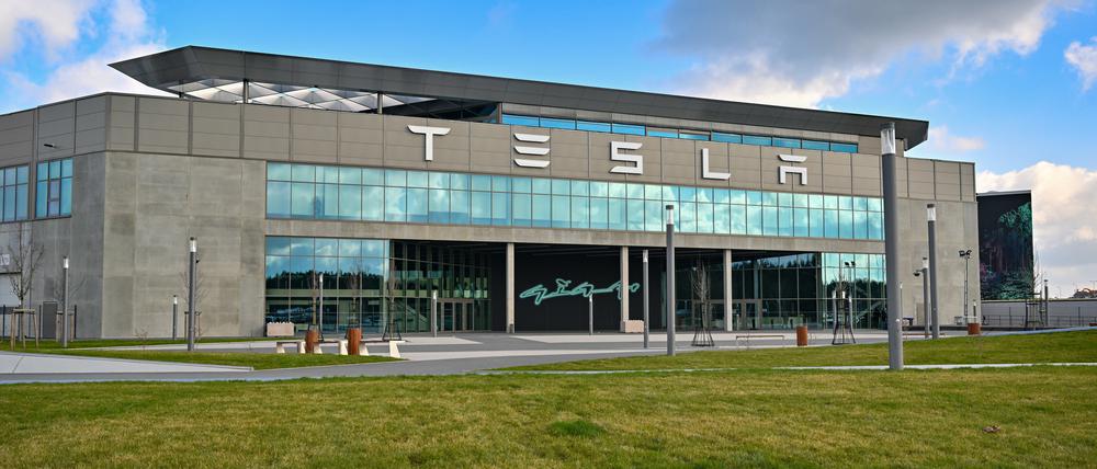 In der Tesla-Autofabrik in Grünheide steht die Produktion wegen eines Stromausfalls nach einem Brandanschlag auf einen Hochspannungsmast still. 