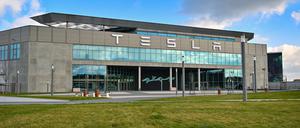 In der Tesla-Autofabrik in Grünheide steht die Produktion wegen eines Stromausfalls nach einem Brandanschlag auf einen Hochspannungsmast still. 