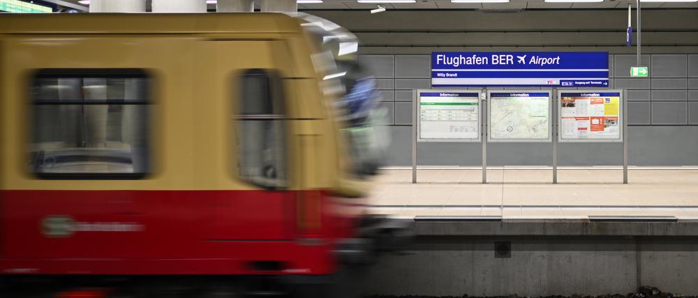 Eine S·Bahn fährt trotz des Streiks der Lokführer-Gewerkschaft GDL im Bahnhof des Flughafens Berlin-Brandenburg ein. Mit erneuten Warnstreiks gleich mehrerer Berufsgruppen legt die Gewerkschaft Verdi am Donnerstag und Freitag wichtige Teile des deutschen Luftverkehrs lahm.