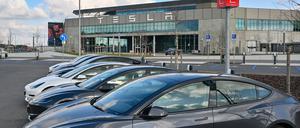 In der Tesla-Autofabrik in Grünheide steht die Produktion wegen eines Stromausfalls nach einem Brandanschlag auf einen Hochspannungsmast still.