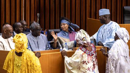 Senegals Justizministerin Aissata Tall Sall  im Parlament vor der Abstimmung über eine Amnestie für politische Straftaten.