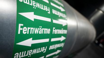 Leitungen sind in der Fernwärmeverteilerstation eines Heizkraftwerks zu sehen.