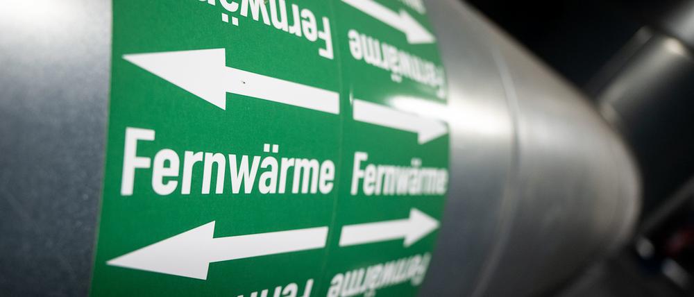 Leitungen sind in der Fernwärmeverteilerstation eines Heizkraftwerks zu sehen.