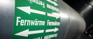 Leitungen sind in der Fernwärmeverteilerstation eines Heizkraftwerks zu sehen.