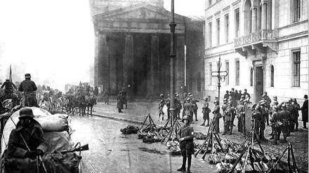 Am ersten Tag des viertägigen Kapp-Putsches: Aufständische am Brandenburger Tor um sieben Uhr morgens am 13. März 1920
