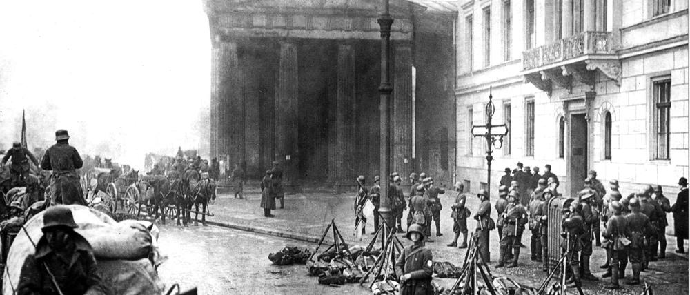 Am ersten Tag des viertägigen Kapp-Putsches: Aufständische am Brandenburger Tor um sieben Uhr morgens am 13. März 1920