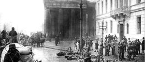 Am ersten Tag des viertägigen Kapp-Putsches: Aufständische am Brandenburger Tor um sieben Uhr morgens am 13. März 1920