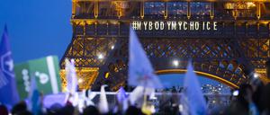 My Body, my choice steht auf einem Leuchtband am Eiffelturm in Paris.