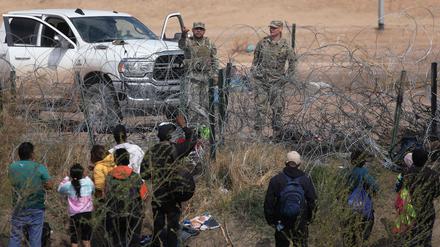 Beamte der texanischen Nationalgarde hindern Migranten daran, einen Stacheldrahtzaun an der Grenze zu überqueren (Symbolbild).