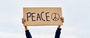 Ein „Peace“-Plakat mit dem Symbol für Frieden.