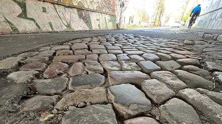 Altes Pflaster, geflickter Asphalt: Für Radfahrende bleibt nur der schmale Fußweg als Alternative. Das soll sich nun ändern, der Königsweg erhält einen asphaltierten Radstreifen.