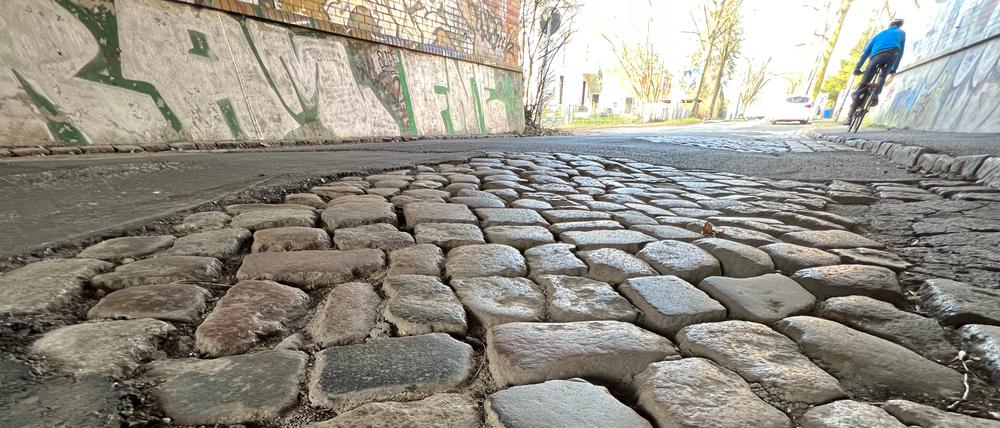 Altes Pflaster, geflickter Asphalt: Für Radfahrende bleibt nur der schmale Fußweg als Alternative. Das soll sich nun ändern, der Königsweg erhält einen asphaltierten Radstreifen.