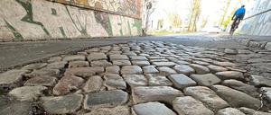 Altes Pflaster, geflickter Asphalt: Für Radfahrende bleibt nur der schmale Fußweg als Alternative. Das soll sich nun ändern, der Königsweg erhält einen asphaltierten Radstreifen.