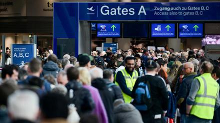 Passagiere warten am Düsseldorfer Flughafen.