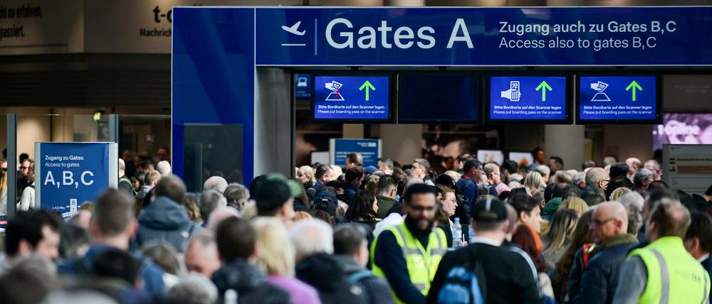 Passagiere warten am Düsseldorfer Flughafen.