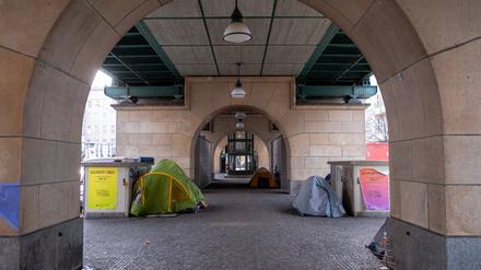 Zelte von obdachlosen Menschen stehen nahe dem U-Bahnhof Eberswalder Straße in Berlin-Prenzlauer Berg unter dem Hochbahnviakukt der Berliner U-Bahn. 