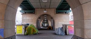 Zelte von obdachlosen Menschen stehen nahe dem U-Bahnhof Eberswalder Straße in Berlin-Prenzlauer Berg unter dem Hochbahnviakukt der Berliner U-Bahn. 
