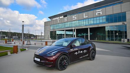 In der Tesla-Autofabrik in Grünheide steht die Produktion wegen eines Stromausfalls nach einem Brandanschlag auf einen Hochspannungsmast still. 
