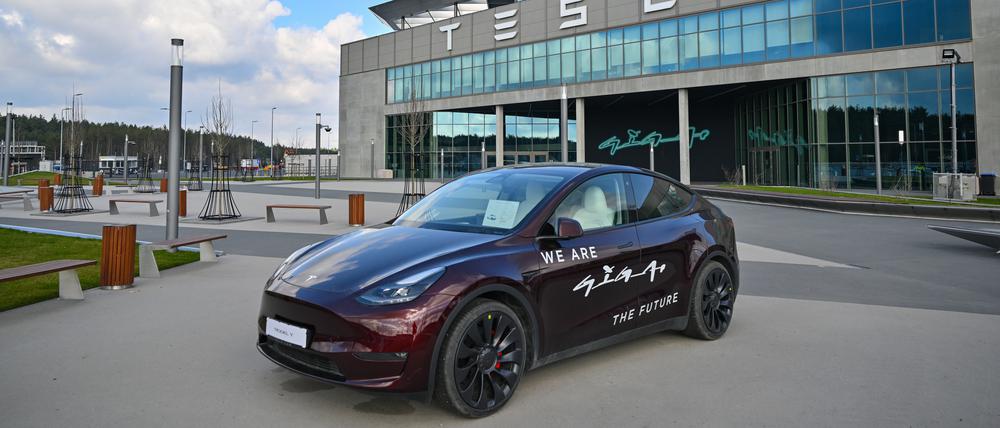 In der Tesla-Autofabrik in Grünheide steht die Produktion wegen eines Stromausfalls nach einem Brandanschlag auf einen Hochspannungsmast still.