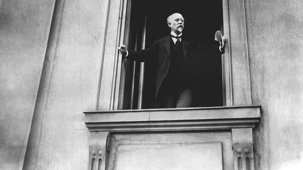Das Archivbild vom 09.11.1918 zeigt den SPD-Politiker Philipp Scheidemann am Fenster der Reichskanzlei in Berlin beim Ausrufen der Deutschen Republik. Der Kampf um Demokratie und Bürgerrechte währt schon Jahrhunderte und ist doch noch nicht vollständig ausgefochten. Erst der amerikanische Freiheitskampf 1776 und die Französische Revolution 1789 bringen die Demokratie in Europa entscheidend voran. dpa (nur s/w, zu Korr.-Bericht "Ringen um Demokratie: Der längste Krieg der Weltgeschichte" vom 06.07.1999) +++ dpa-Bildfunk +++