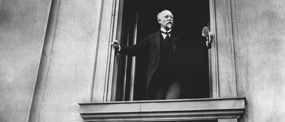 Der SPD-Politiker Philipp Scheidemann am Fenster der Reichskanzlei in Berlin beim Ausrufen der Weimarer Republik.