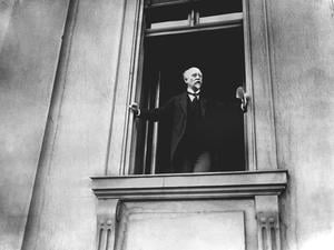 Das Archivbild vom 09.11.1918 zeigt den SPD-Politiker Philipp Scheidemann am Fenster der Reichskanzlei in Berlin beim Ausrufen der Deutschen Republik. Der Kampf um Demokratie und Bürgerrechte währt schon Jahrhunderte und ist doch noch nicht vollständig ausgefochten. Erst der amerikanische Freiheitskampf 1776 und die Französische Revolution 1789 bringen die Demokratie in Europa entscheidend voran. dpa (nur s/w, zu Korr.-Bericht "Ringen um Demokratie: Der längste Krieg der Weltgeschichte" vom 06.07.1999) +++ dpa-Bildfunk +++