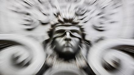 Eine Figur der blinden Justitia an der Fassade des Kriminalgerichts Moabit.