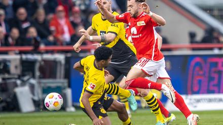 Er dürfte häufiger mal treffen. Benedict Hollerbach (r) im Spiel gegen Dortmund. 