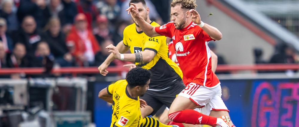 Er dürfte häufiger mal treffen. Benedict Hollerbach (r) im Spiel gegen Dortmund.