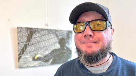 Timo Liebchen aus Lichterfelder fotografiert seit 15 Jahren Bananenschalen. Hier steht er vor seinem Lieblingsbild.