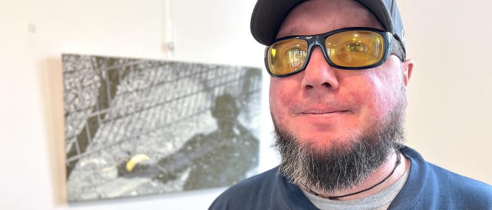 Timo Liebchen aus Lichterfelder fotografiert seit 15 Jahren Bananenschalen. Hier steht er vor seinem Lieblingsbild.