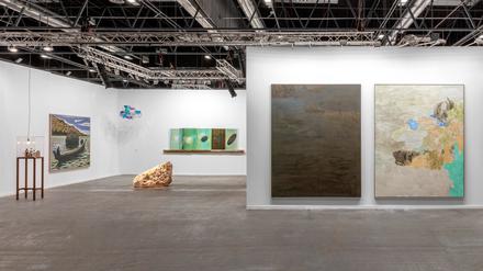 Blick in den Messestand der Berliner Galerie Neugerriemschneider, die  Künstler wie Mario García Torres, Pae White oder Tomás Saraceno zeigt.