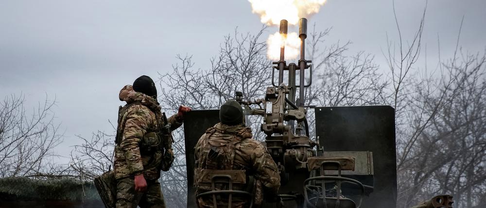 Ukrainische Soldaten bei der Luftabwehr nahe Bachmut in der Ostukraine.