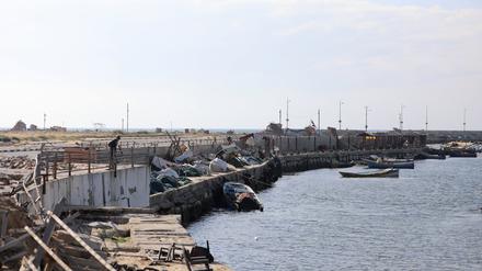 20.02.2024, Palästinensische Gebiete, Gaza-Stadt: Blick auf einen beschädigten Hafen in Gaza-Stadt. Foto: Mohammed Ali/XinHua/dpa +++ dpa-Bildfunk +++