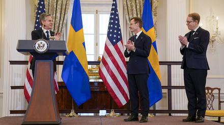 07.03.2024, USA, Washington D.C.: Antony Blinken (l), Außenminister der USA, hält eine Rede, nachdem er Ulf Kristersson (M), Ministerpräsident von Schweden, die schwedischen Nato-Beitrittsurkunden überreicht hat, während Tobias Billström (r), Außenminister von Schweden, im Benjamin-Franklin-Saal des US-Außenministeriums zuschaut. Schweden ist offiziell Mitglied der Nato. 