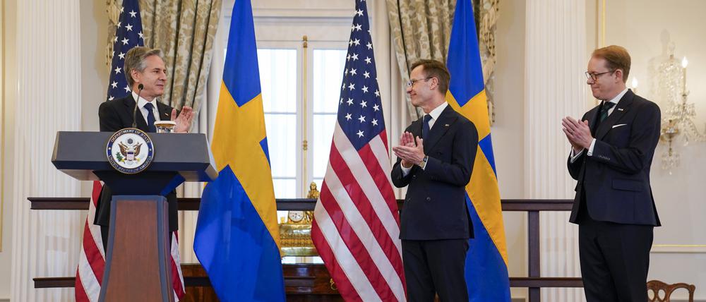 07.03.2024, USA, Washington D.C.: Antony Blinken (l), Außenminister der USA, hält eine Rede, nachdem er Ulf Kristersson (M), Ministerpräsident von Schweden, die schwedischen Nato-Beitrittsurkunden überreicht hat, während Tobias Billström (r), Außenminister von Schweden, im Benjamin-Franklin-Saal des US-Außenministeriums zuschaut. Schweden ist offiziell Mitglied der Nato. 