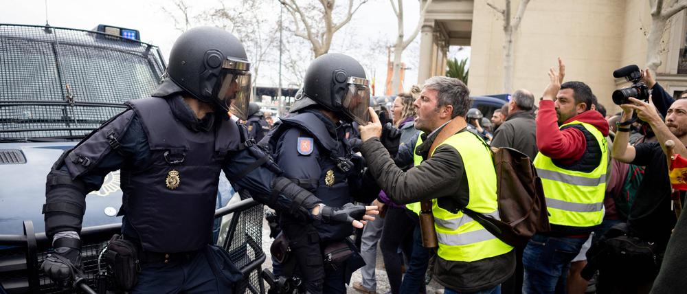 Die spanische Polizei und dutzende Demonstrierende geraten aneinander.