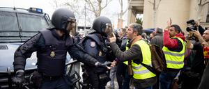 Die spanische Polizei und dutzende Demonstrierende geraten aneinander.