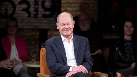 07.03.2024, Bremen: Olaf Scholz bei der Aufzeichnung der Radio Bremen Talkshow "3nach9". Die Sendung wird am 8. März ausgestrahlt. (zu dpa: «Bundeskanzler Olaf Scholz verrät seine Lieblingsrezepte») Foto: Sina Schuldt/dpa +++ dpa-Bildfunk +++