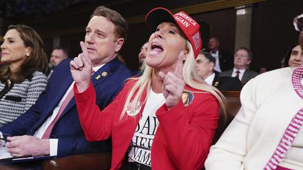 Die Abgeordnete Marjorie Taylor Greene spricht, während Präsident Biden die Rede zur Lage der Nation vor einer gemeinsamen Sitzung des Kongresses im Kapitol hält.
