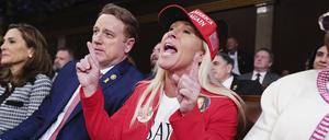 Die Abgeordnete Marjorie Taylor Greene spricht, während Präsident Biden die Rede zur Lage der Nation vor einer gemeinsamen Sitzung des Kongresses im Kapitol hält.
