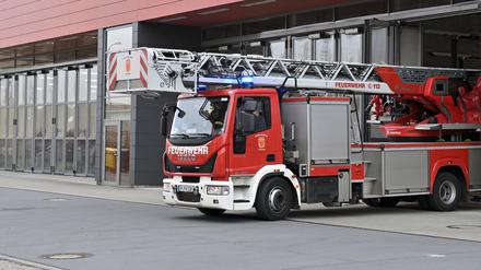 Ein Feuerwehrfahrzeug der Potsdamer Feuerwehr im Einsatz.