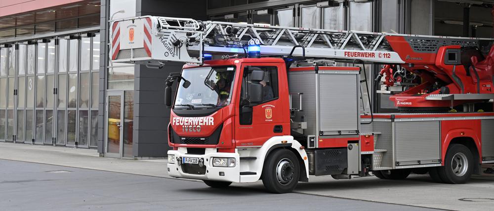 Ein Feuerwehrfahrzeug der Potsdamer Feuerwehr im Einsatz.