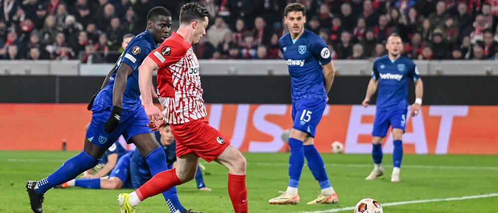 Freiburgs Michael Gregoritsch (in rot) mit dem Torschuss zum 1:0.
