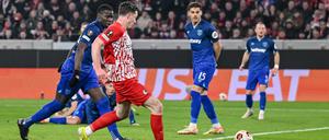 Freiburgs Michael Gregoritsch (in rot) mit dem Torschuss zum 1:0.